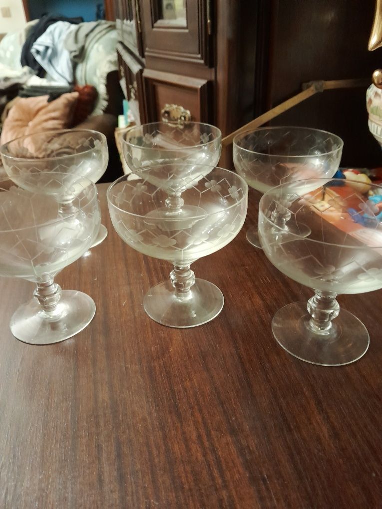 Taças de champanhe antigas em vidro lapidado