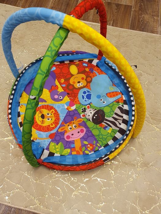 Сухий басейн-розвиваючий килимок Playgro

кульками та підвісними іграш