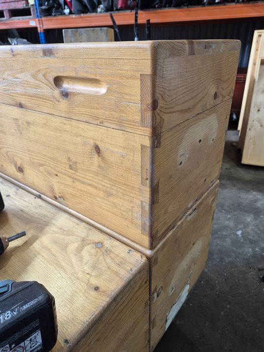 Caixas grandes em madeira