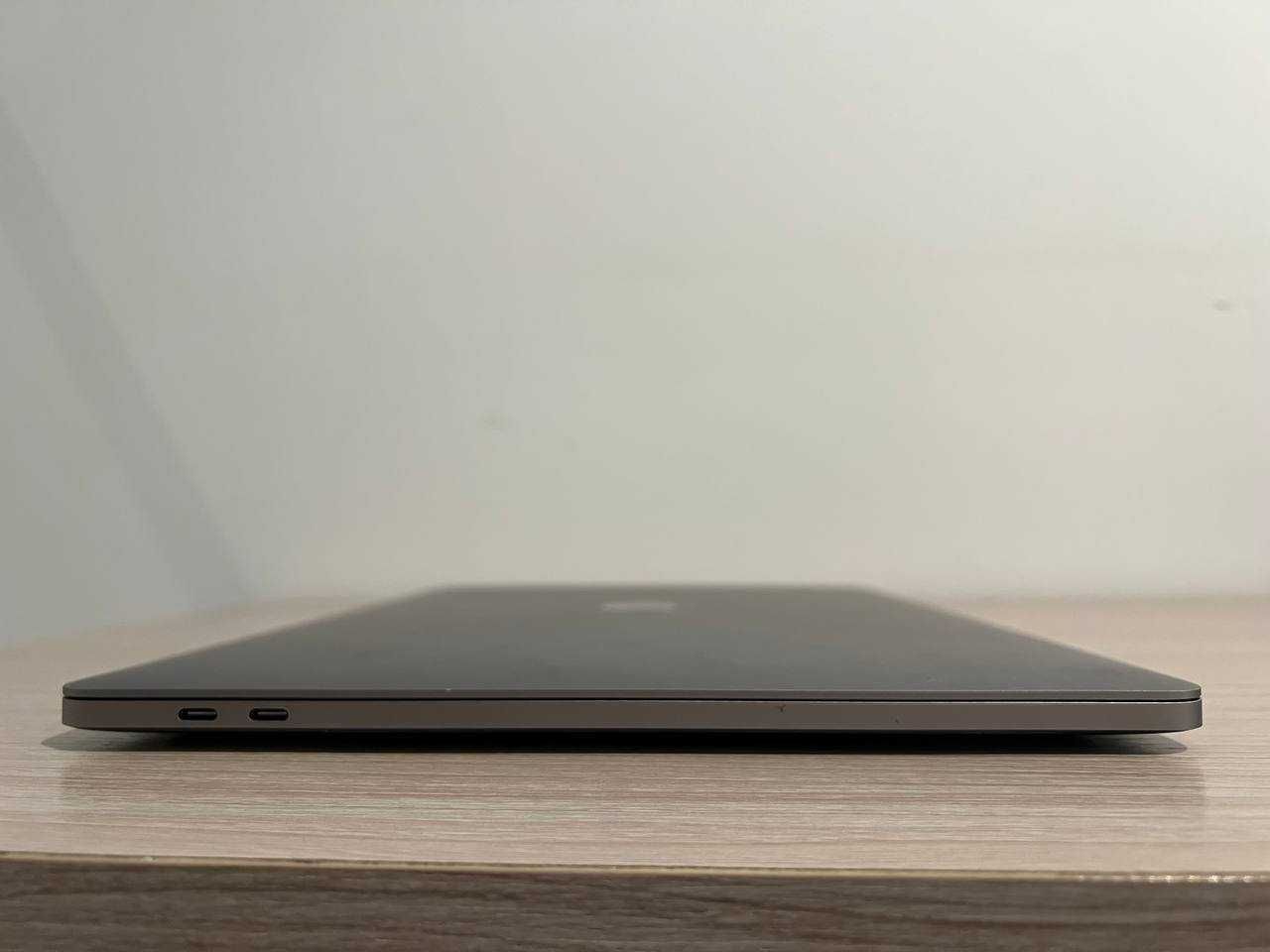 MacBook Pro 2019 – 16GB RAM / 256GB SSD / i7 – Stan bardzo dobry