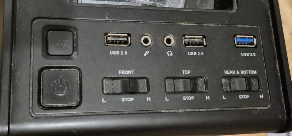 Komputer stacjonarny bez karty graficznej i dysku