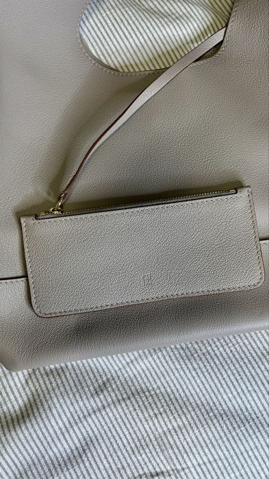 Mala Carolina Herrera - insignia hobo