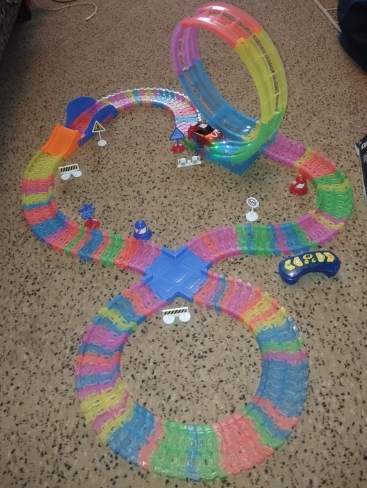 Продам трек(дорога с машинкой)