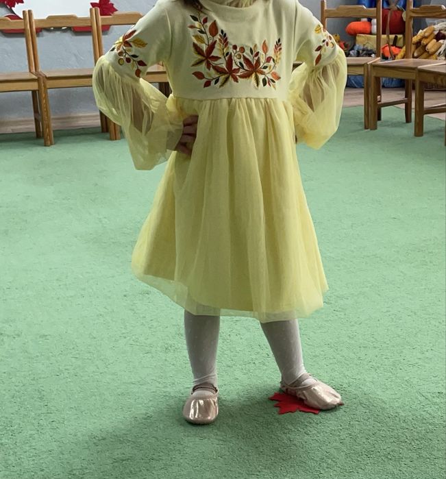 Прлдам сукню на дівчинку 104 розмір