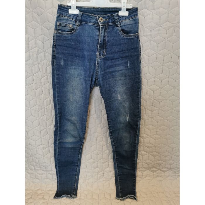 Spodnie jeansowe z lekkimi przetarciami i