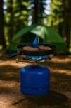Fogão de acampamento Yregas para garrafa azul com rosca 22 cm