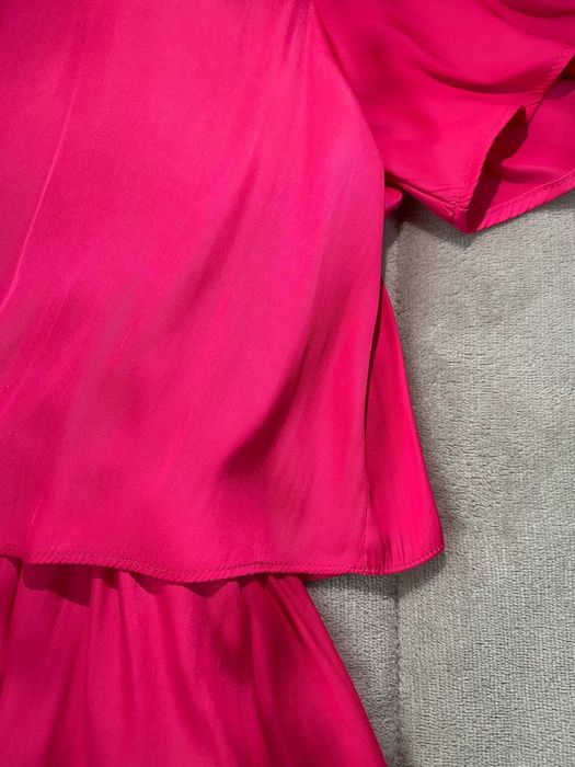 Vestido acetinado rosa, com folhas, da Zara