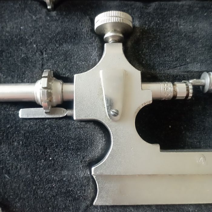 Антикварный часовой инструмент — центровой мини-станок (watchmaker’s t