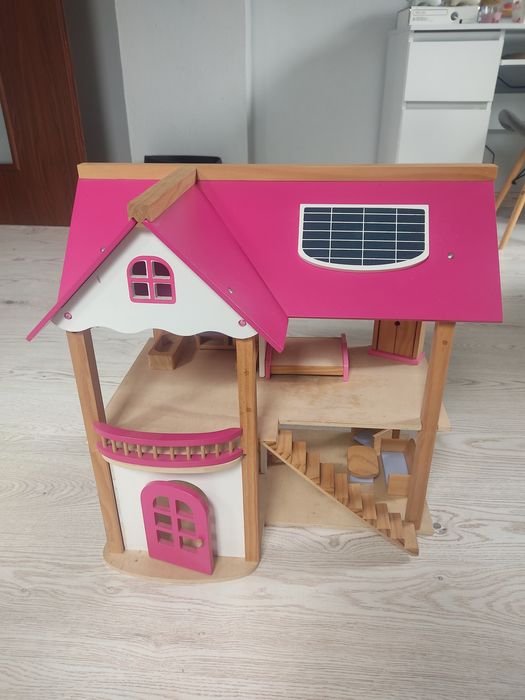 Duży drewniany domek dla lalek