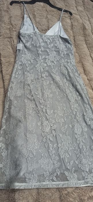 Sukienka na sylwester srebrna koronkowa