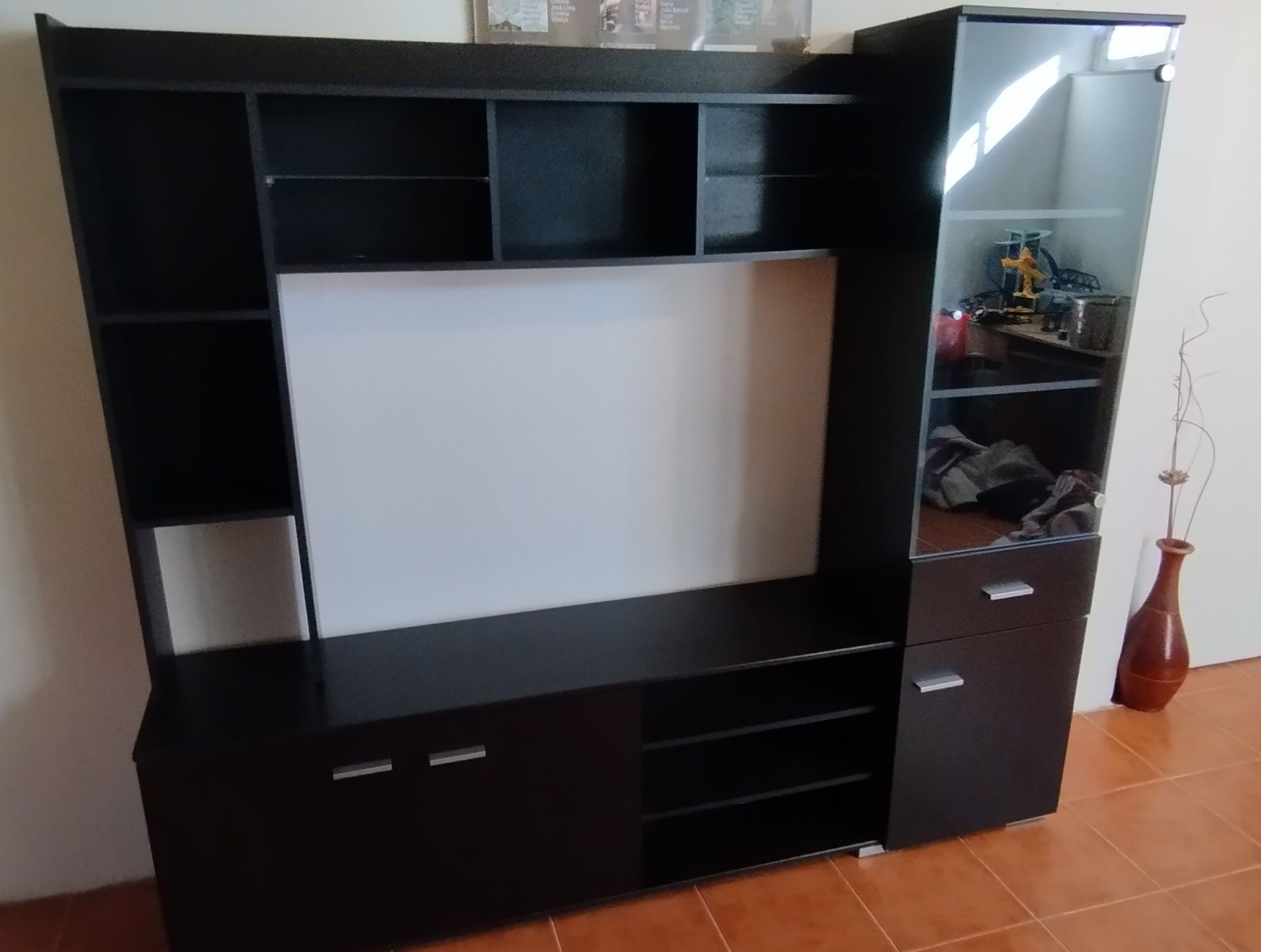 Móvel de sala com vitrine