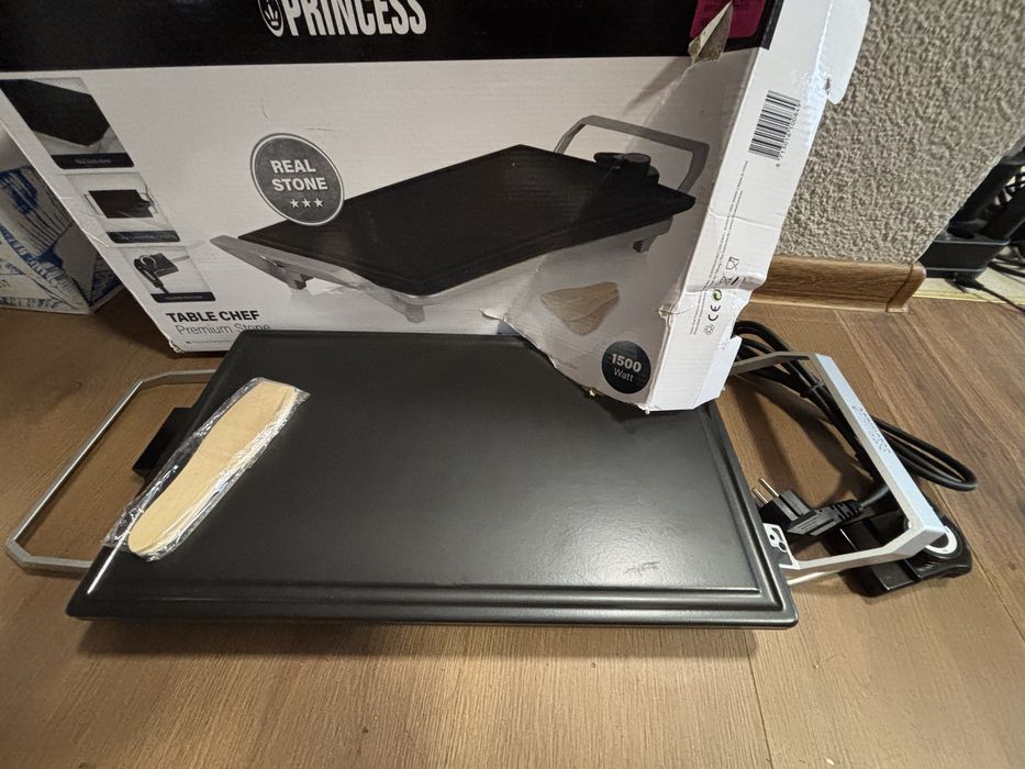 Stołowy gril z kamienna płyta