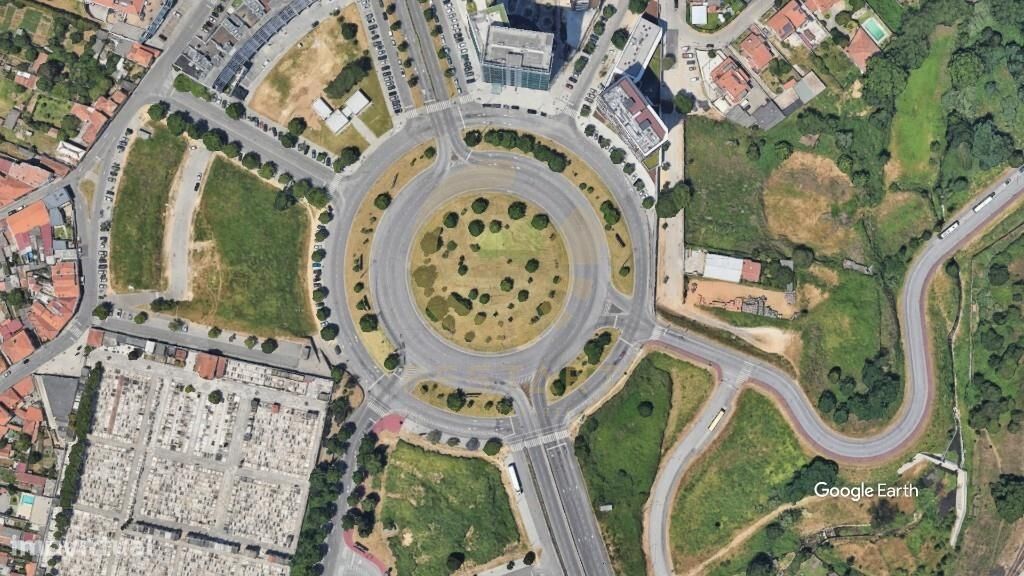 T0  mobilado com lugar de  garagem, varanda, junto à Rotunda da VL8 fu