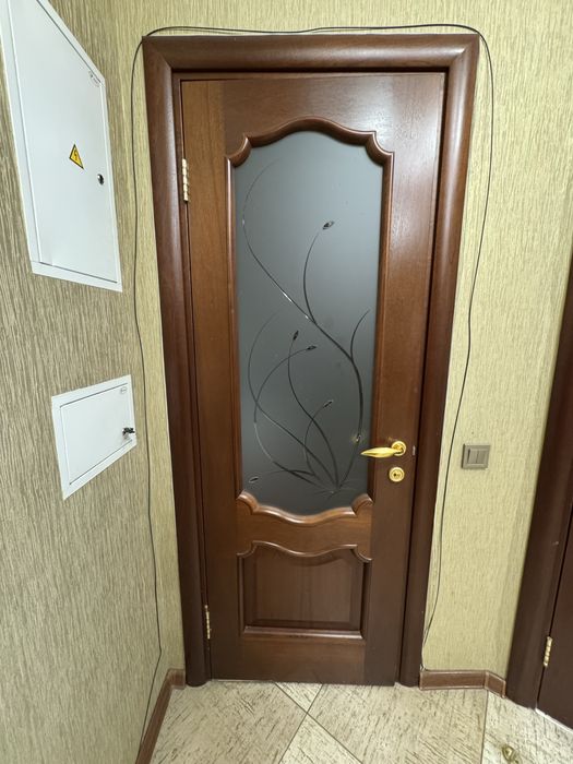 Продам міжкімнатні двері з натурального дерева