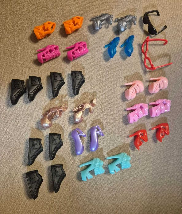 Zestaw ubranek i butów dla lalek