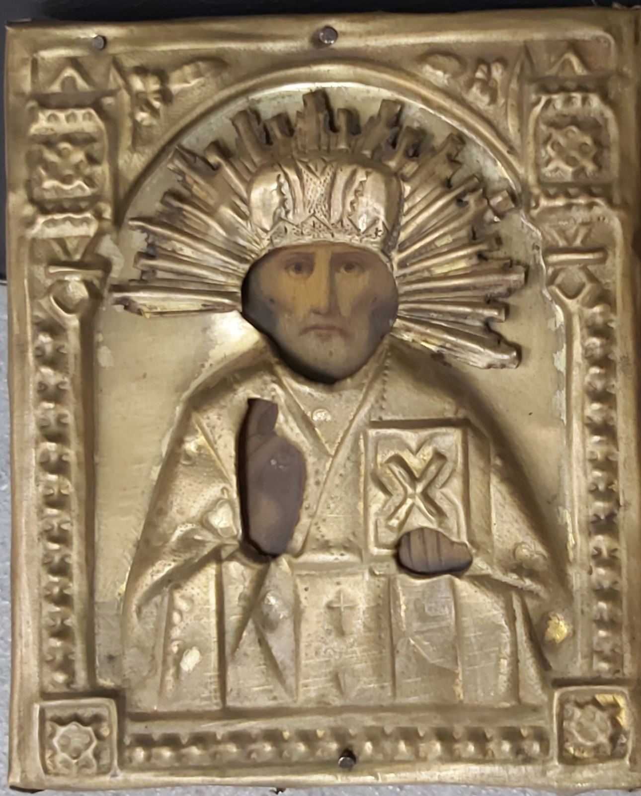 Старинная икона Николая Чудотворца в латунном окладе