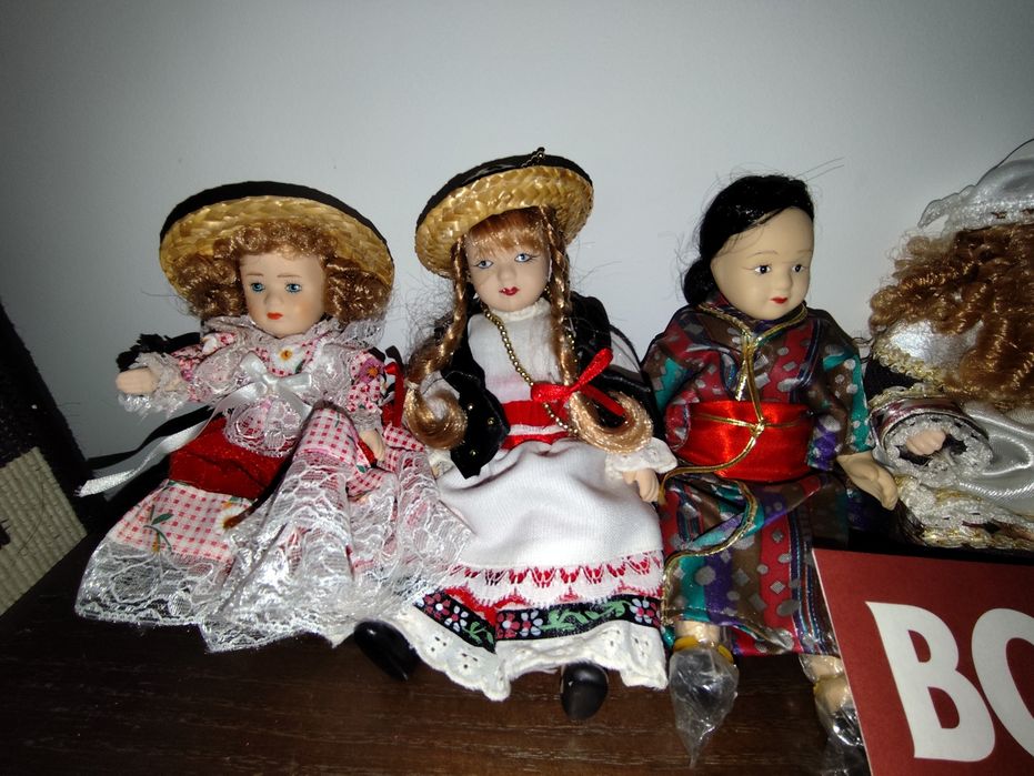Coleção de bonecas do mundo em porcelana.