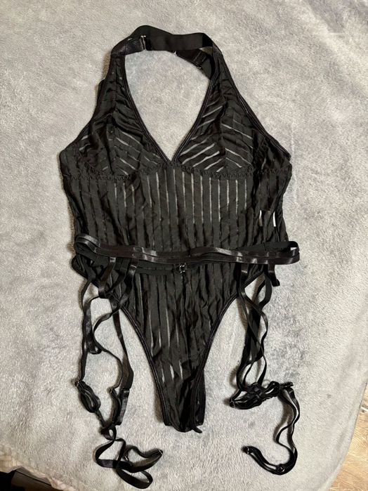 Czarne body plus pas do pończoch