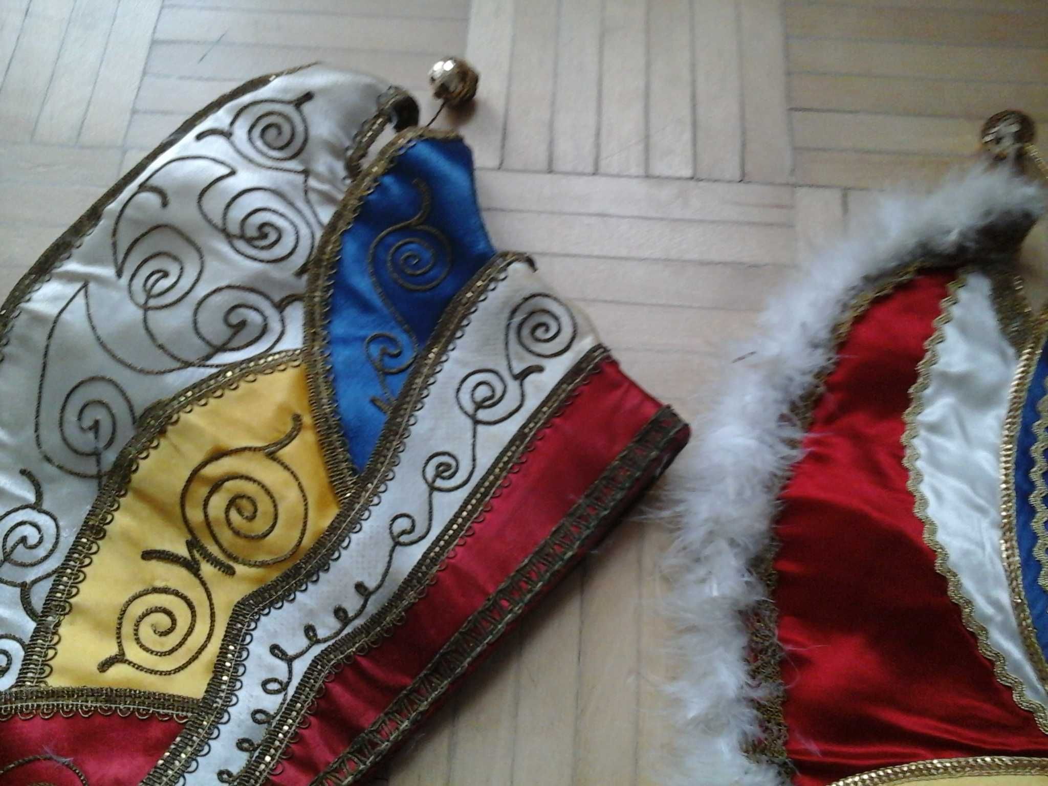 zestaw dwóch ozdobnych  karnawałowych czapek  (tybetański styl)