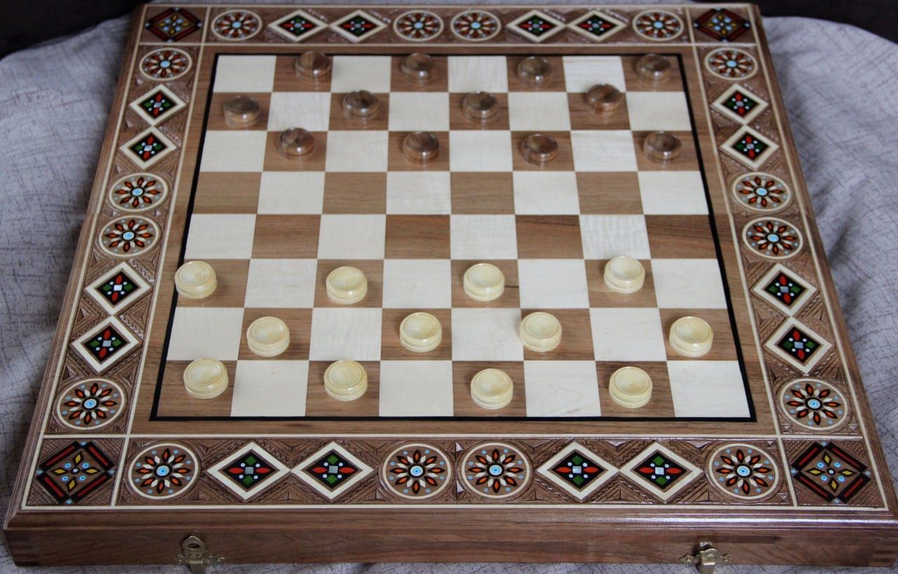 Екслюзивний набір 3 в 1,шахи,шашки,нарди,ручна різьба з інкрустацією