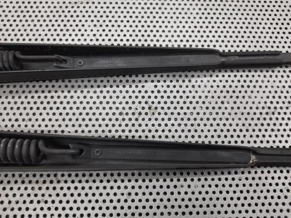 Haste / braço de escova limpa vidros frente direita TOYOTA Yaris (_P1_