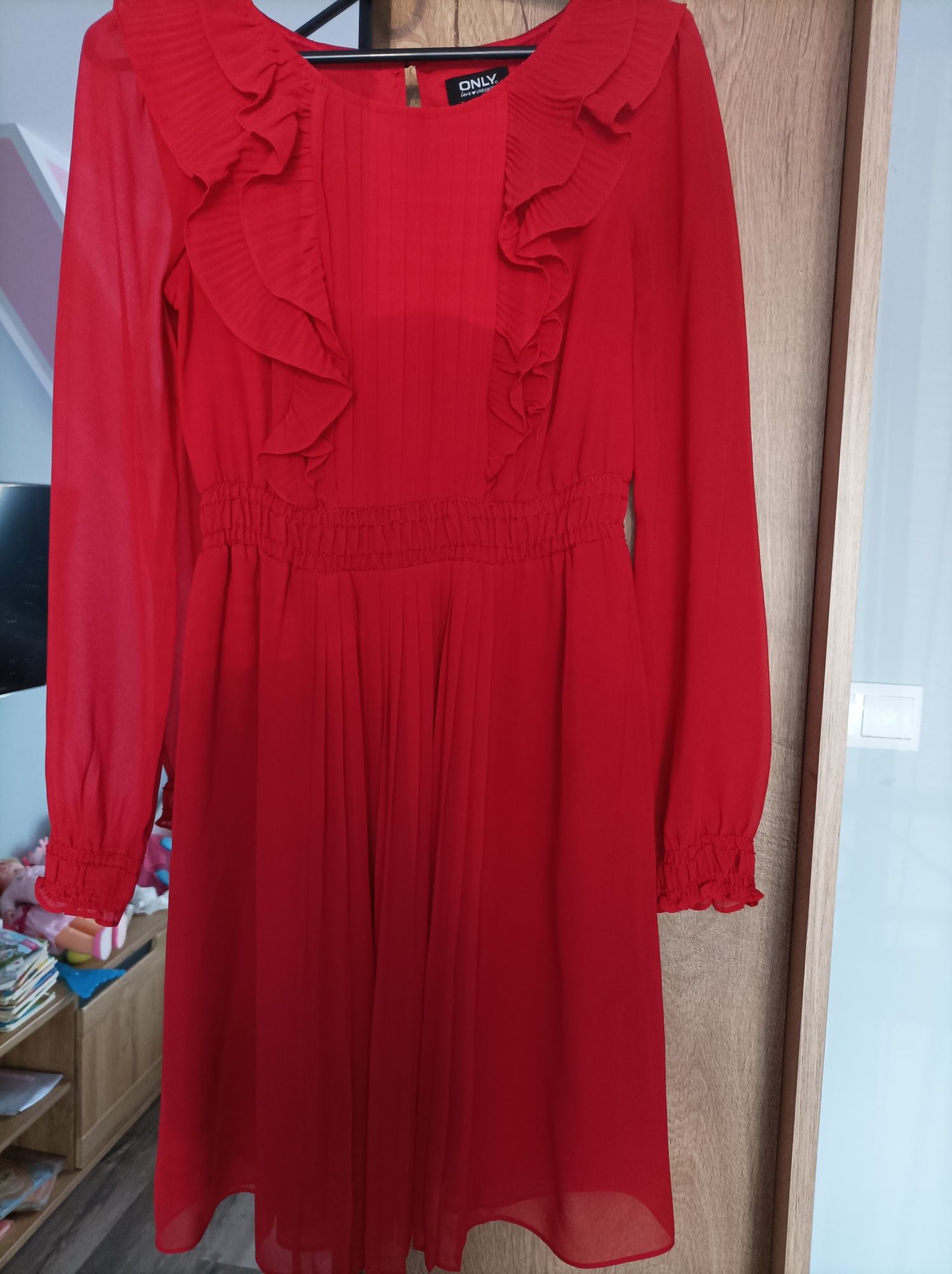 Piękna czerwona sukienka rozmiar s