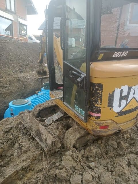 Usługi koparko-ładowarką, minikoparką, wywrotka 3,5 t . Michałowice.