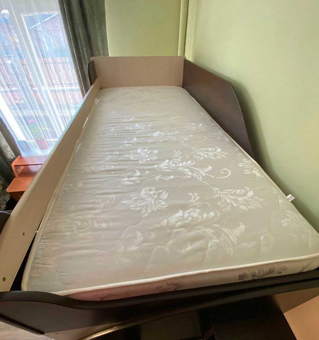 Дитячі меблі / Двоярусне ліжко з шафою, столом і матрацом