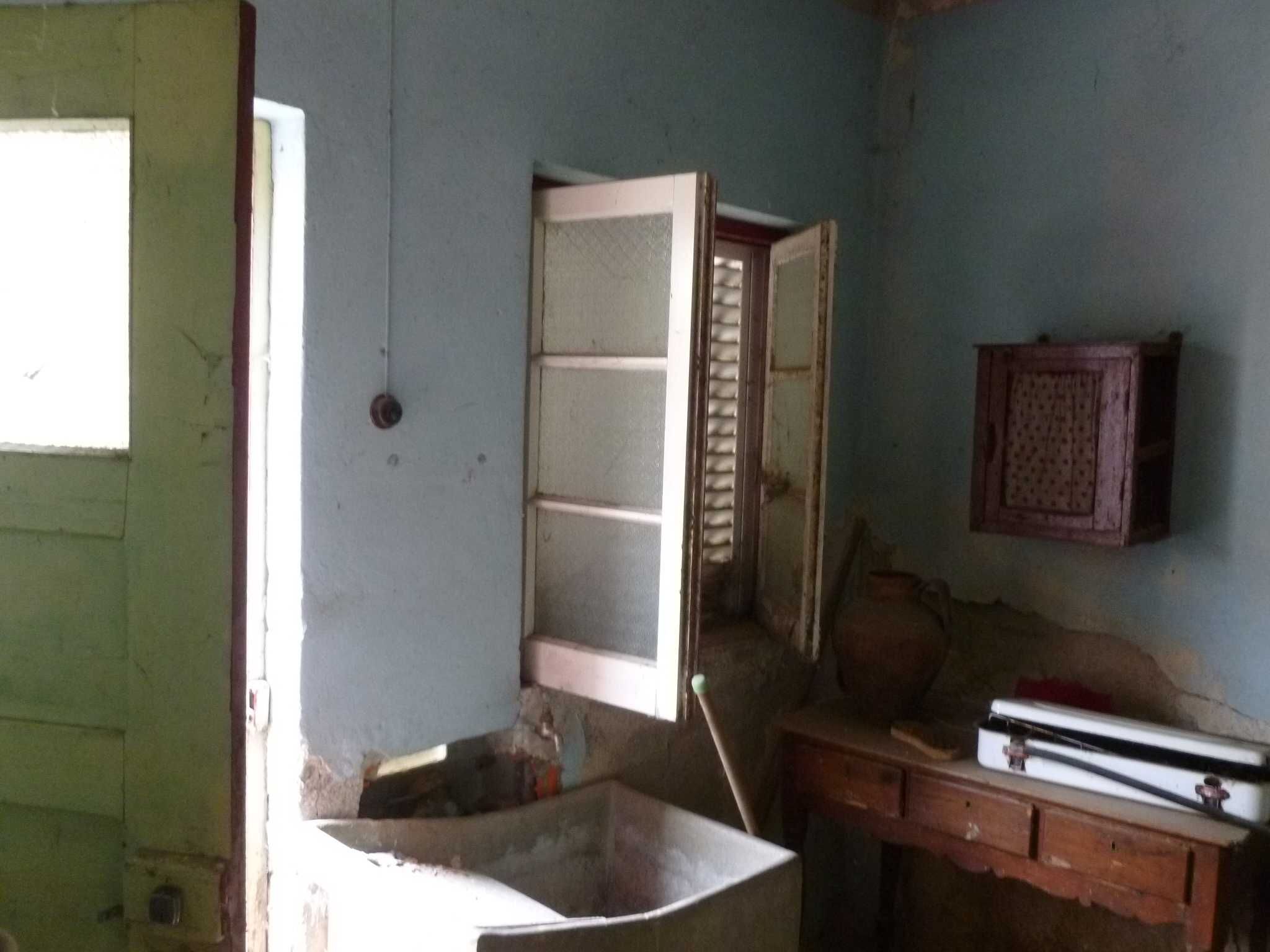 Vende-se moradia