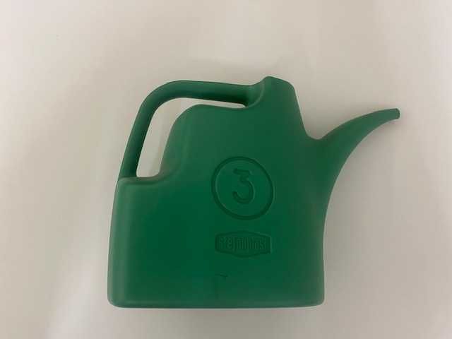 Regadores branco e verde e borrifador