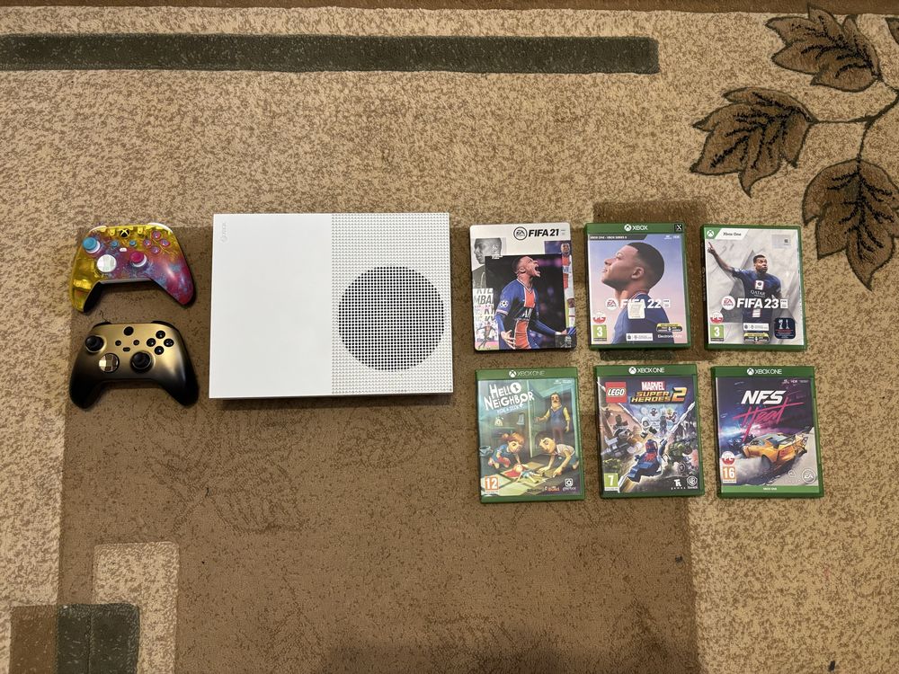 Xbox One S 1 Tb + 2 pady + gry