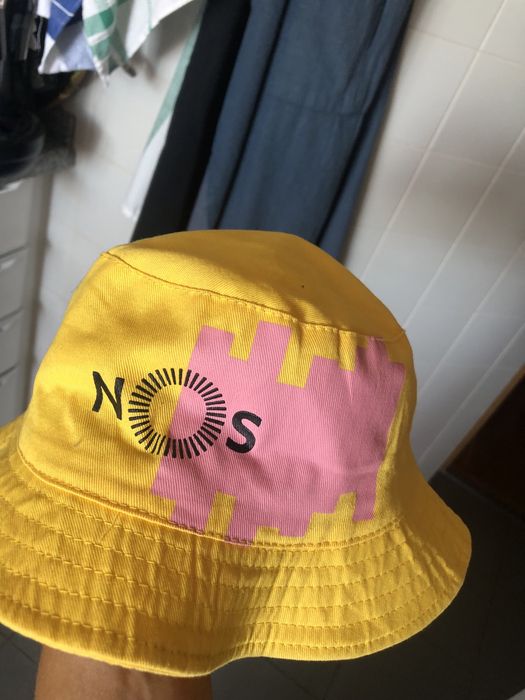 Chapéu novo amarelo fresco