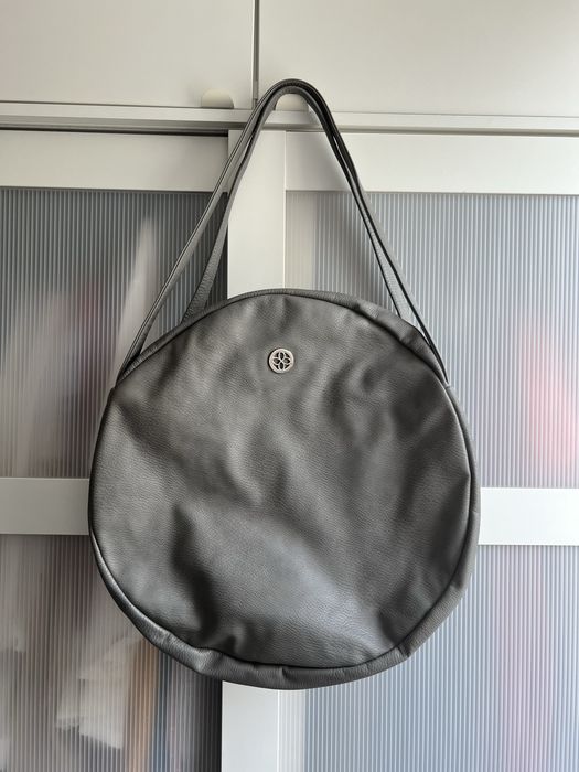 Okrągła minimalistyczna torebka