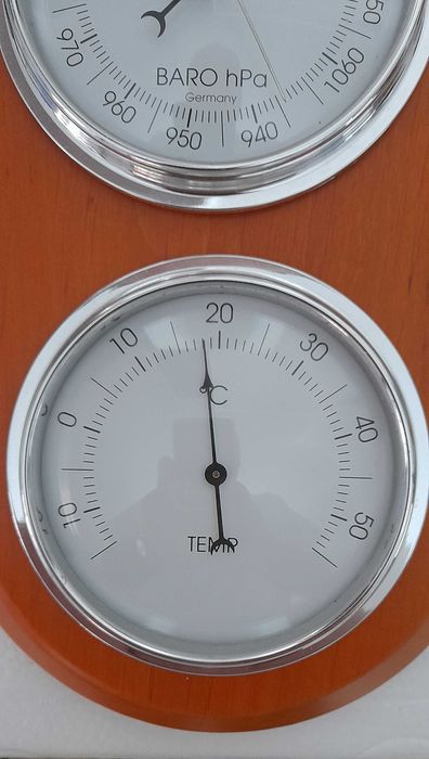 Барометр метеостанция