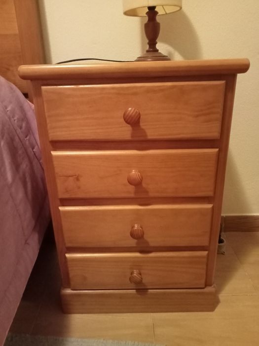 Mobília de quarto completa em pinho claro, cama com estrado e colchão