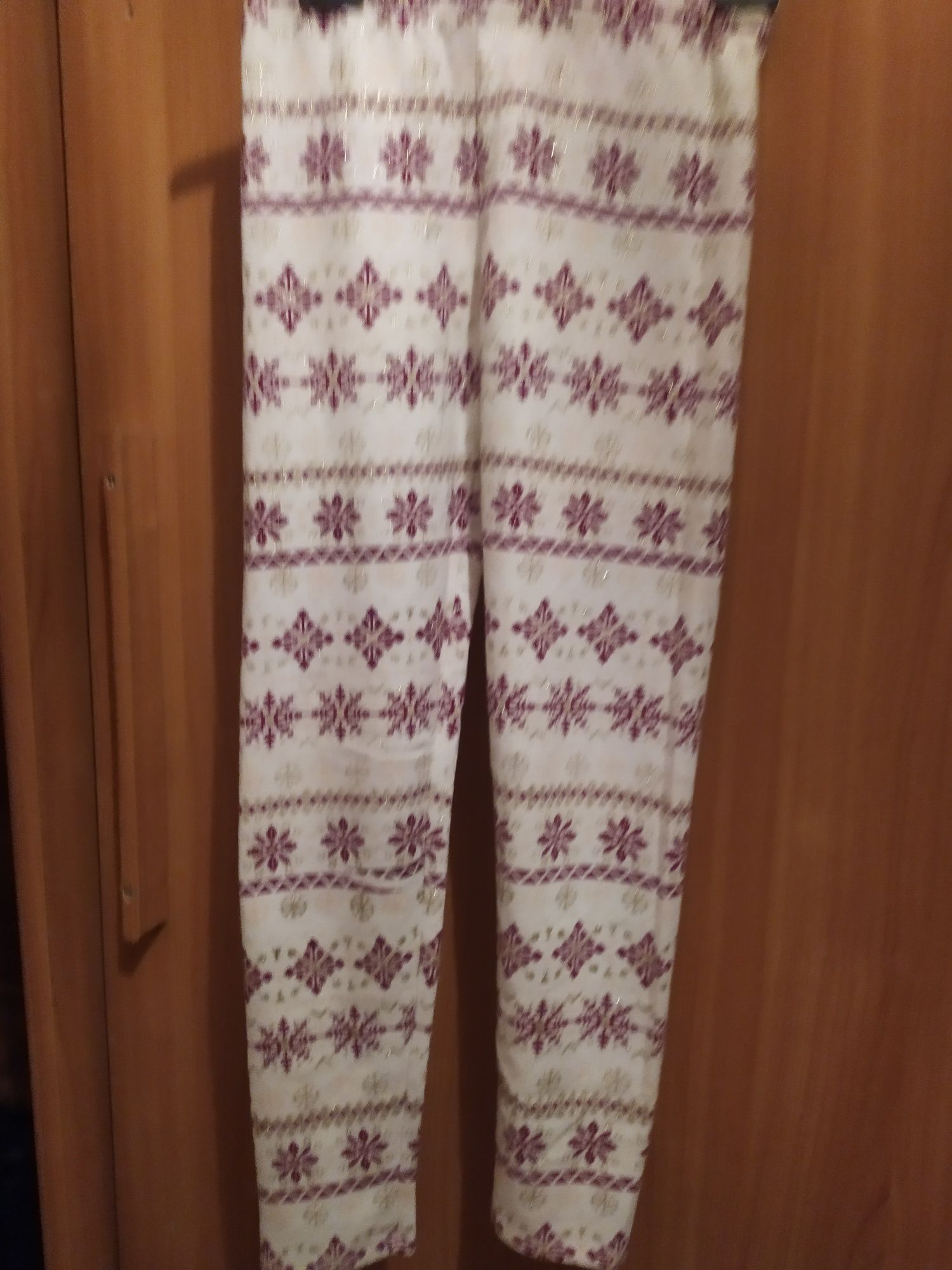 Białe legginsy we wzory świąteczne