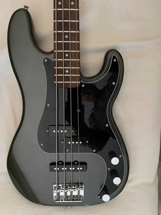 Baixo eléctrico Squier Affinity como novo cordas novas
