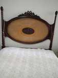 Cama de casal clássica de madeira