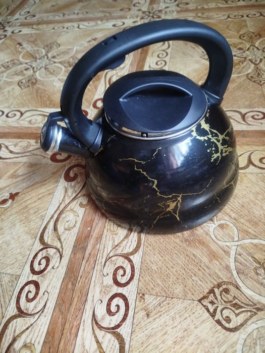 Czajnik z gwizdkiem czarny