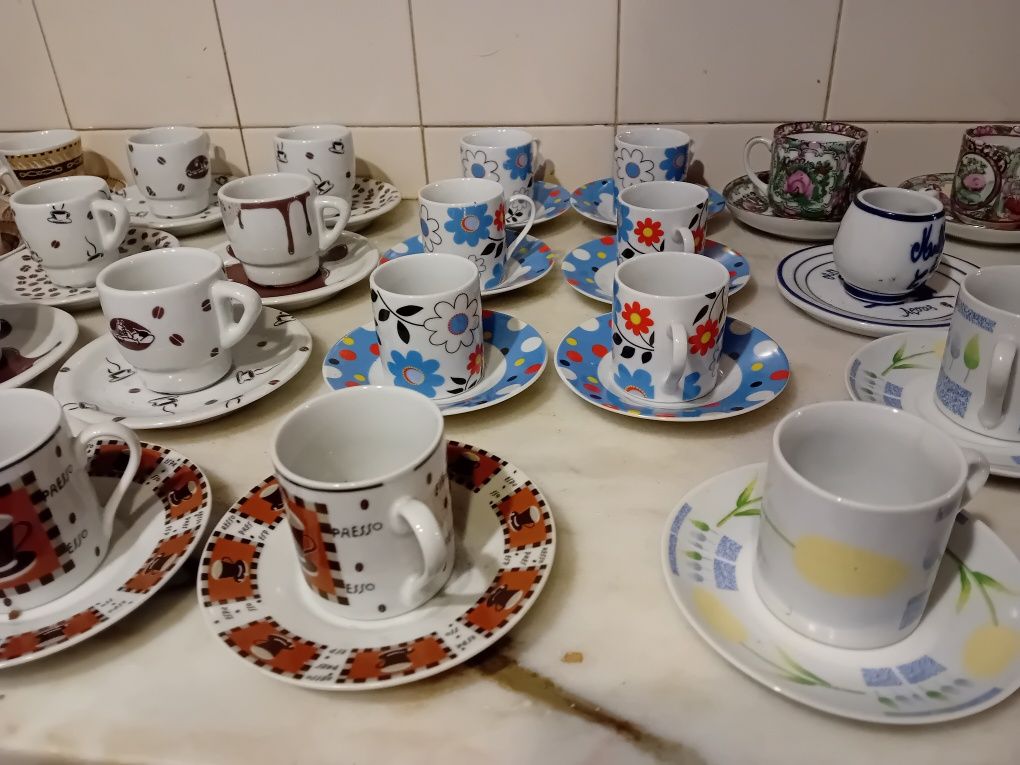 Conjunto de 34 Chávenas de Café Diversas
