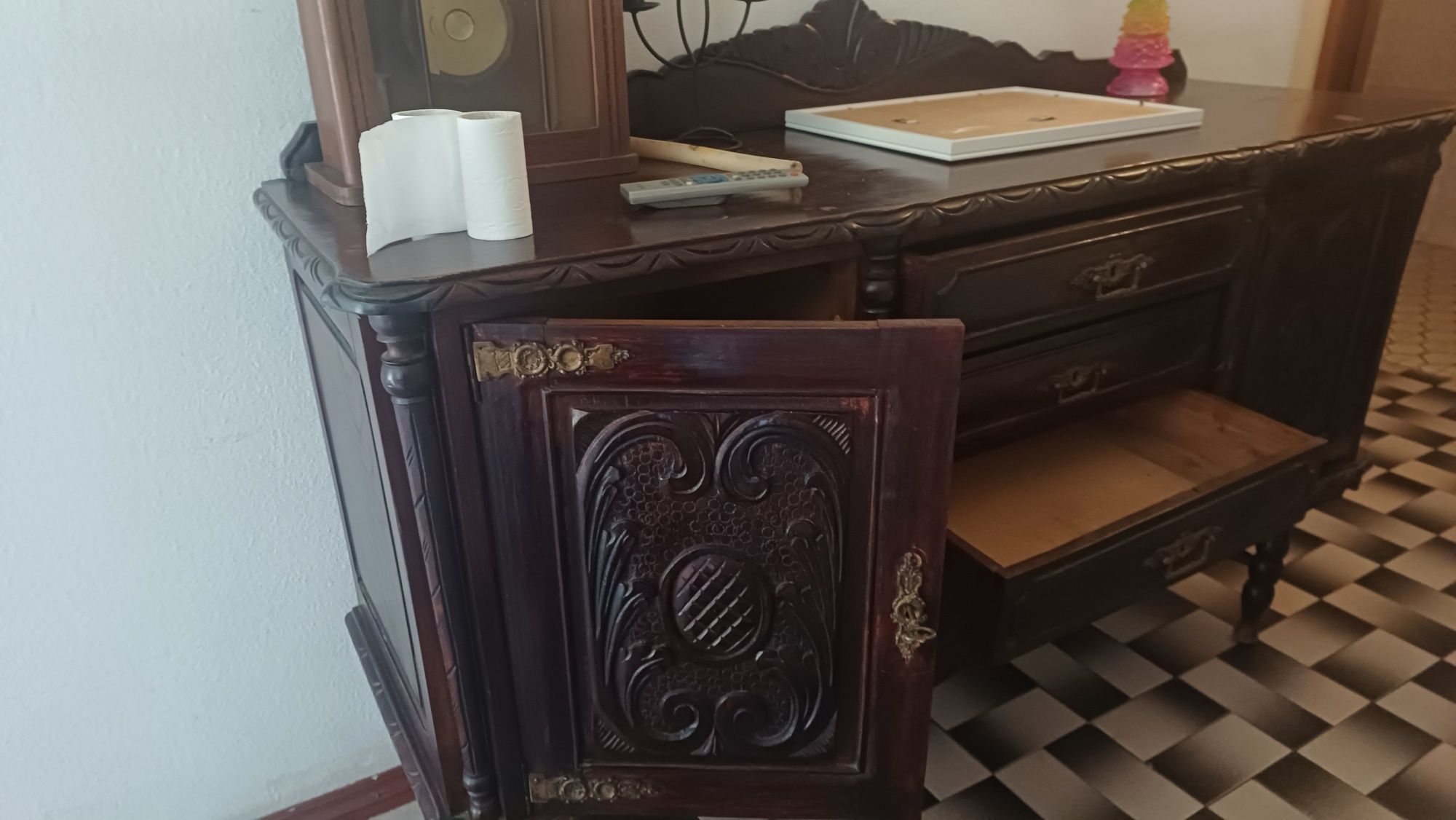 Cristaleira e movel antigos