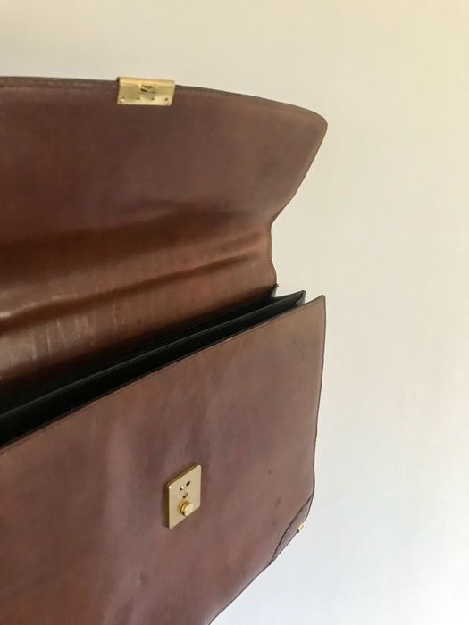 Pasta em pele genuína