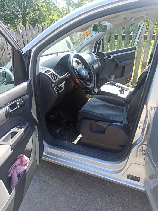 Volkswagen touran.