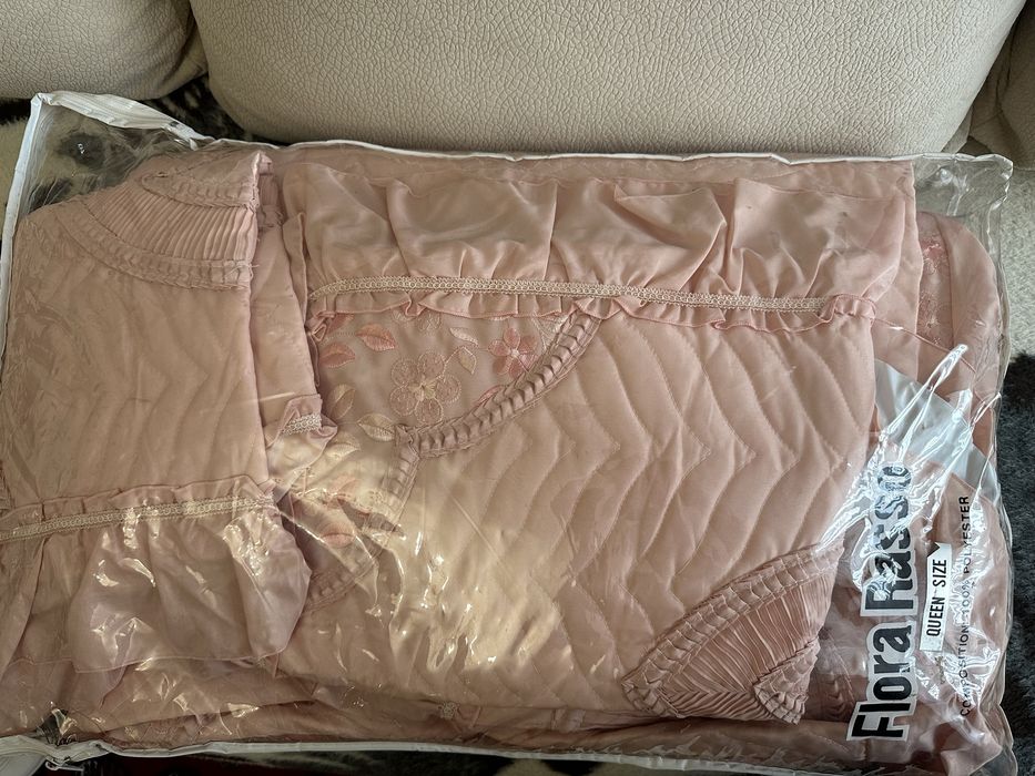 Покривало на двоспальне ліжко з трьома подушками