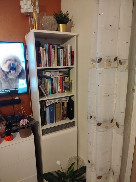 Dwa regały i stół okrągły rozkladany