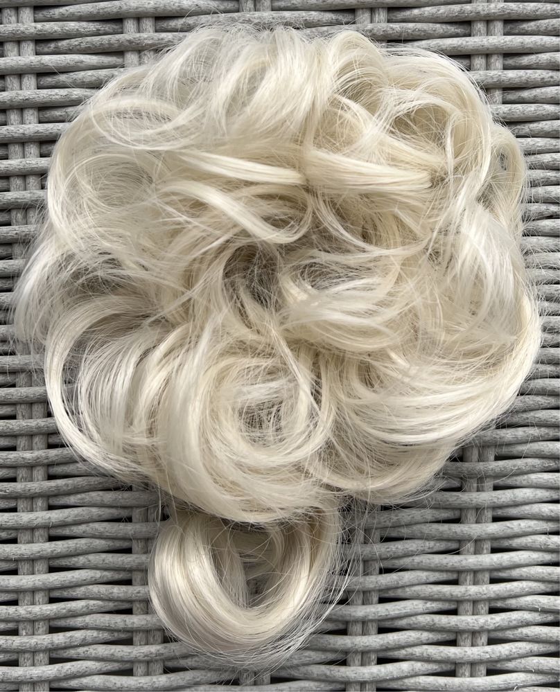 Włosy doczepiane, kok z lokiem, platynowy blond ( 630 )