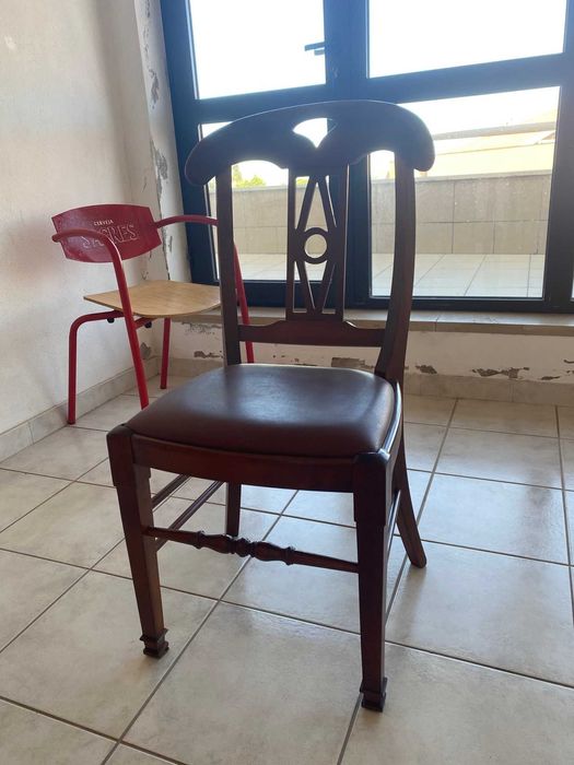 Conjunto de Cadeiras Madeira e Estofo Pele