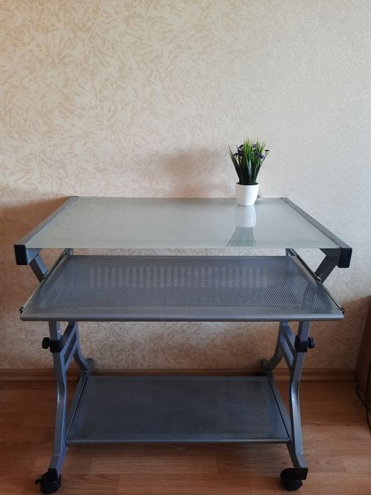 Продам компьютерный стол