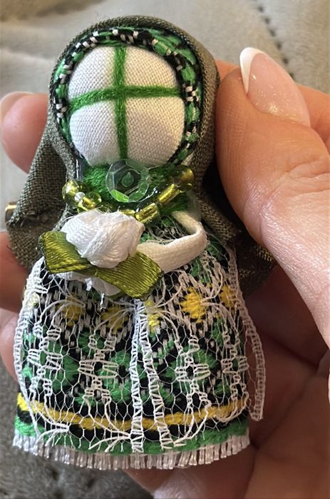 Лялька брошка мотанка мотанки прикраси