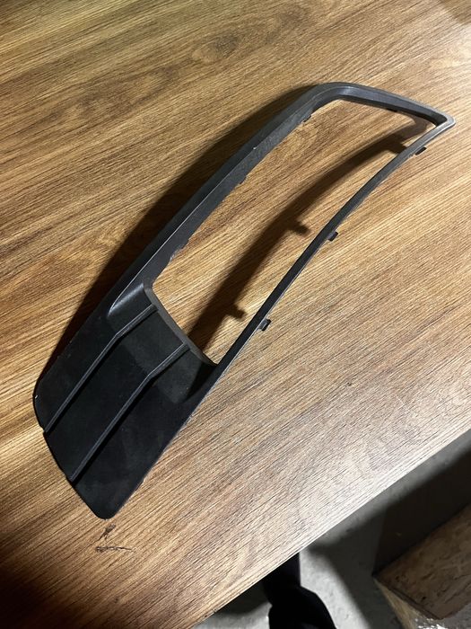 Решітка протитуманної фари ліва седан Geely Emgrand EC7